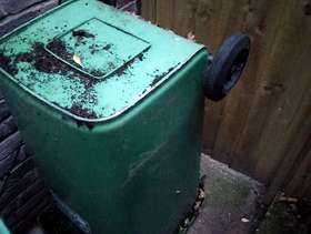 Freecycle Large green wheeley bin, missing lid