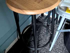 Freecycle Breakfast bar 2 stools