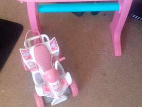 Freecycle Kids pink keyboard n mic with chair