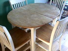 Freecycle Solid extendable table and 4 chairs