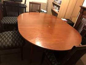 Freecycle Dining room table extendable with 6 chairs