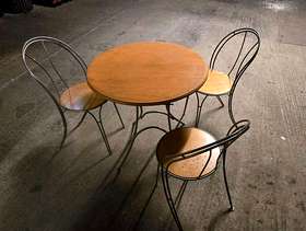 Freecycle Round Table with 4 chairs