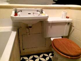 Freecycle Traditional toilet and basin - in working order
