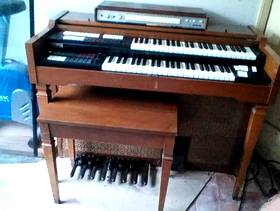 Freecycle Lowry two-manual Electric Organ