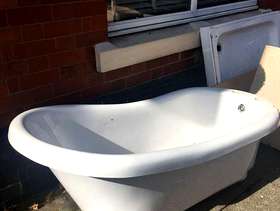 Freecycle Free standing slipper bath - free