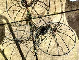 Freecycle 3 x black metal hanging baskets with chains and clips