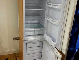 Freecycle Indesit Integrated/Built-in Fridge Freezer. Good, working condition