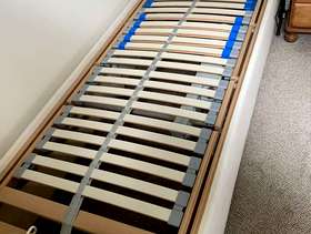 Freecycle Adjustable electric bed with nearly new mattress