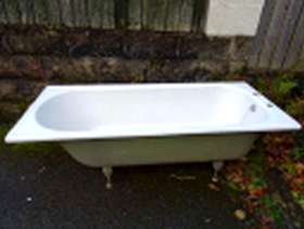 Freecycle White cast-iron bath