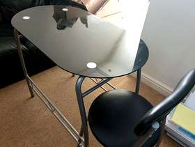Freecycle 1 glass breakfast table and 1 chair