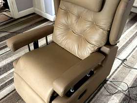 Freecycle Electric rise & recline chair
