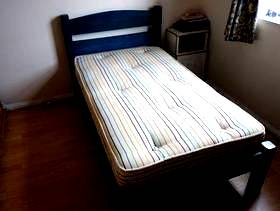Freecycle A child's pine bed, in blue