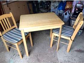 Freecycle Table and 2 chairs