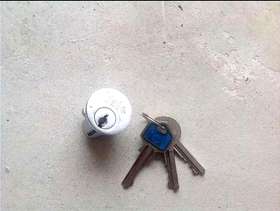 Freecycle Yale Cylinder Lock - barrell and 3 keys - Guildford ...