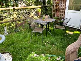 Freecycle Circular metal table and 4 chairs