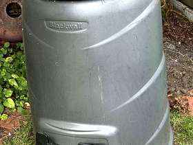 Freecycle Simple compost bin with lid and door