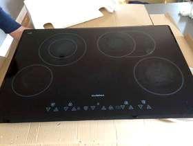 Freecycle Flat, black glass, built-in electric hob from Cuisina with touch ...