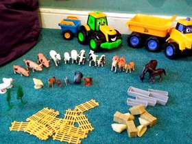 Freecycle JCB tractor, JCB dumper truck and farm animals with accessories
