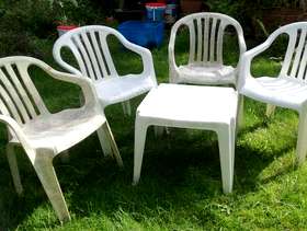 Freecycle 4 plastic chairs and a table