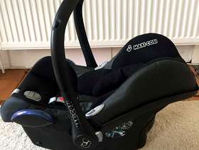 Freecycle Maxi-Cosi CabrioFix car seat with newborn baby attachment