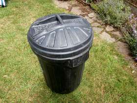 Freecycle Black plastic dustbin