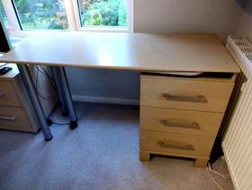 Freecycle Desk with swivel out section