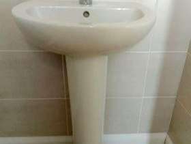 Freecycle Cloakroom hand basin and pedestal