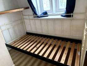 Freecycle 2 single iron beds vgc