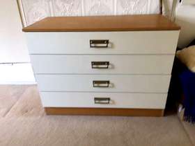 Freecycle Suitable for bedroom: white 4 drawer unit