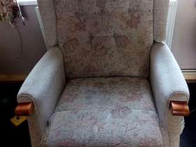 Freecycle Electric recliner chair tips out too