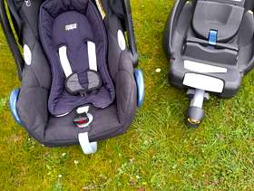 Freecycle Maxi cosy baby car seat and easyfix base