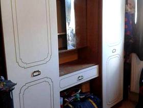 Freecycle Twin wardrobes with vanity unit in between