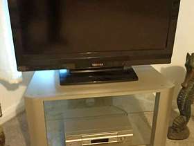 Freecycle Free 32" Toshiba TV , remote and stand