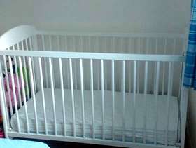 Freecycle Baby drop side cot