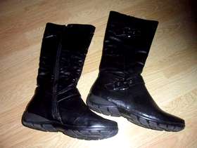 Freecycle Ladies black flat boots, size 6