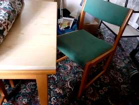 Freecycle Table plus 4 chairs