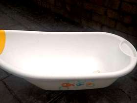 Freecycle Baby Bath -with plug