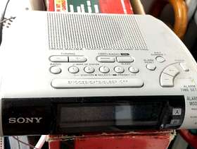 Freecycle Radio clock alarm