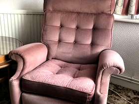 Freecycle Manual riser reclining chairs x2