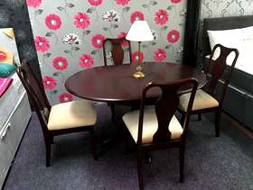Freecycle Dining table with 4 chairs and heat protector mat