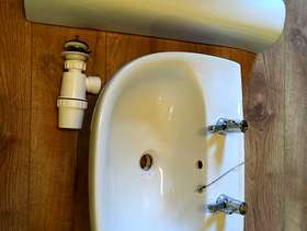 Freecycle Large sink and pedestal with two taps