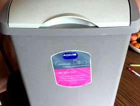 Freecycle Addis 48 litre bin with lift up lid taupe/cream