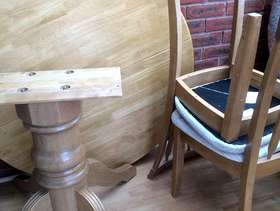 Freecycle Round extending dining table with 4 chairs