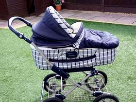 Freecycle Navy and white pram