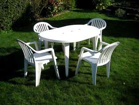 Freecycle 1 number patio table 4' 6" x 3'0" - white ...
