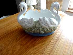 Freecycle Swan bowl (for local collection only)