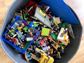 Freecycle Large box of Lego