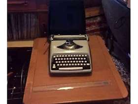 Freecycle Vintage Remington Envoy Typewriter in case.