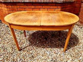 Freecycle Extendable Oval Dining Table