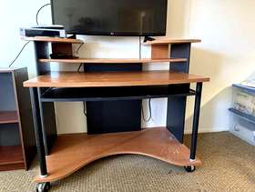 Freecycle Desk with pull out tray